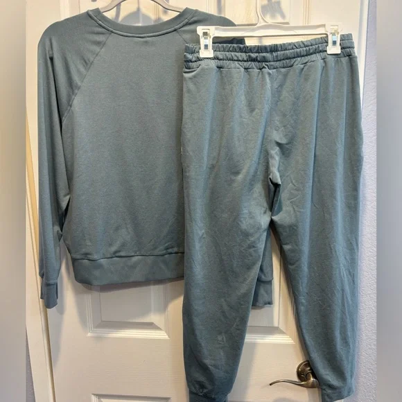 Vuori Women's Blue Gray Green Halo Top & Joggers Set - Picture 4 of 10